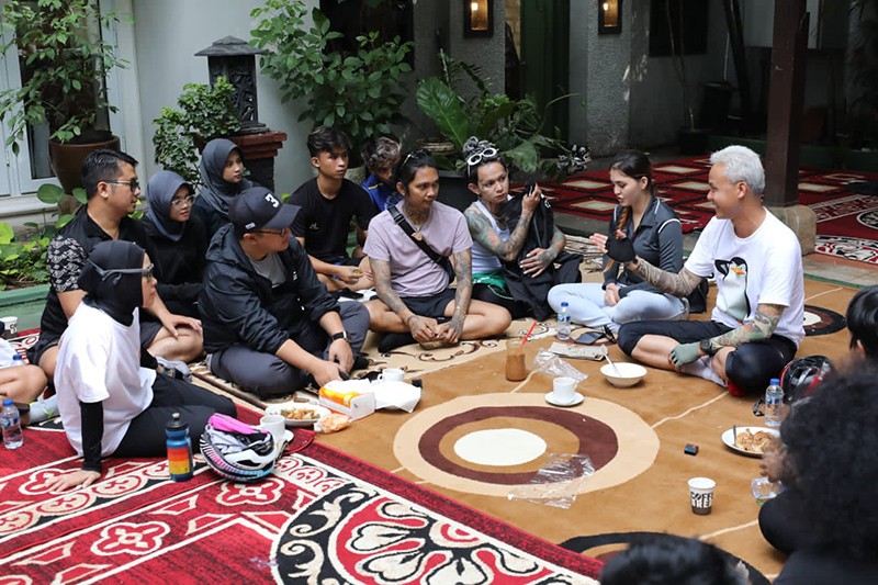 Ganjar Pakai Kaus Gambar Penguin Temui Anak Muda Jaksel, Lesehan Diskusi soal Program - Bagian 2