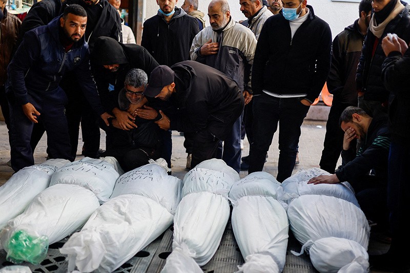 Tangis Keluarga Pecah saat Jenazah Warga Palestina Korban Kekejaman Israel Dikumpulkan - Bagian 4