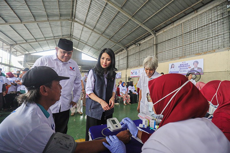 Liliana Tanoesoedibjo Disambut Hangat Warga Pondok Pinang saat Datang ke Bazar Partai Perindo - Bagian 5