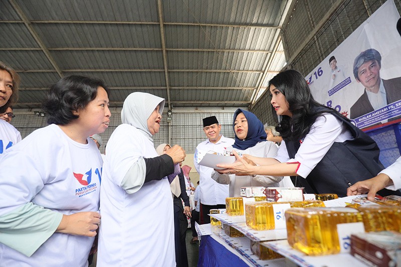 Liliana Tanoesoedibjo Disambut Hangat Warga Pondok Pinang saat Datang ke Bazar Partai Perindo - Bagian 6