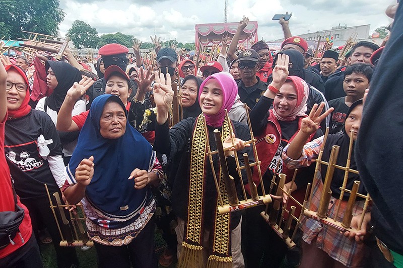 Safari Politik di Kota Gajah, Siti Atikoh Main Angklung bersama Seribu Warga - Bagian 1