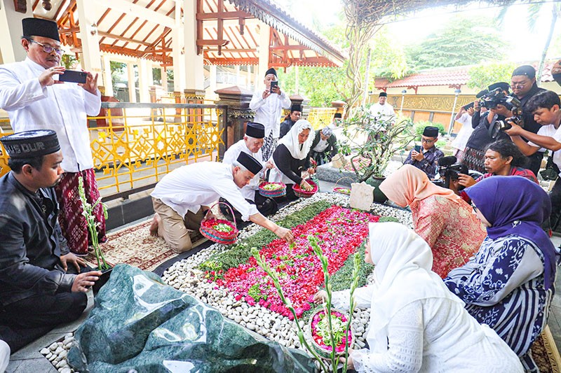 Kunjungi Ponpes Tebuireng, Ganjar Ziarah ke Makam Gus Dur dan KH Hasyim Asy’ari - Bagian 1