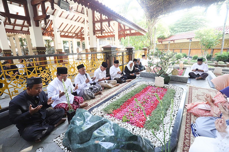 Kunjungi Ponpes Tebuireng, Ganjar Ziarah ke Makam Gus Dur dan KH Hasyim Asy’ari - Bagian 3