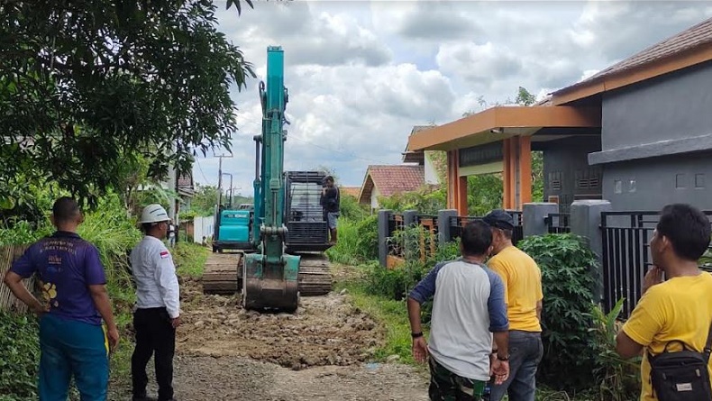 Aksi Mulia Caleg Partai Perindo Andaran Simbolon, Perbaiki Jalan Pakai Dana Pribadi