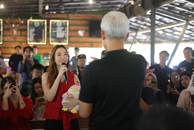 Anak Muda Jatim Ramai-Ramai Bawa Boneka Penguin Temui Ganjar - Bagian 2