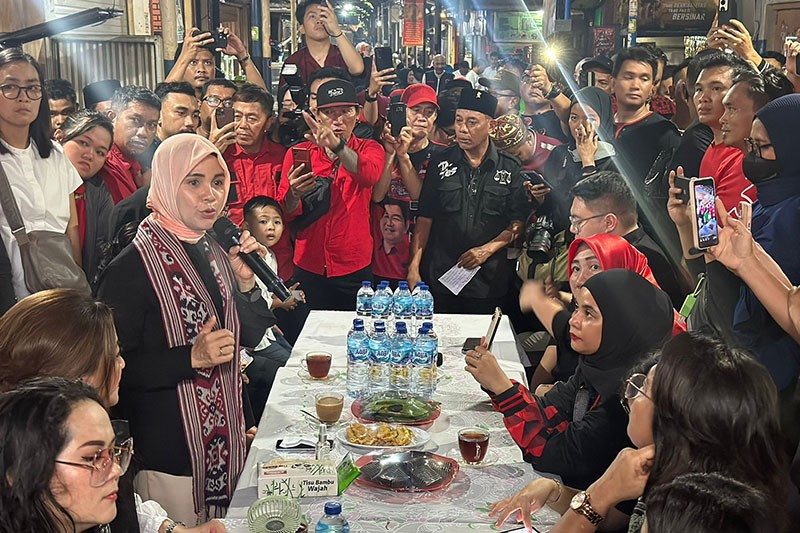 Warga Manado Tumpah Ruah Sambut Siti Atikoh di Kawasan Wisata Kuliner Jalan Roda - Bagian 1
