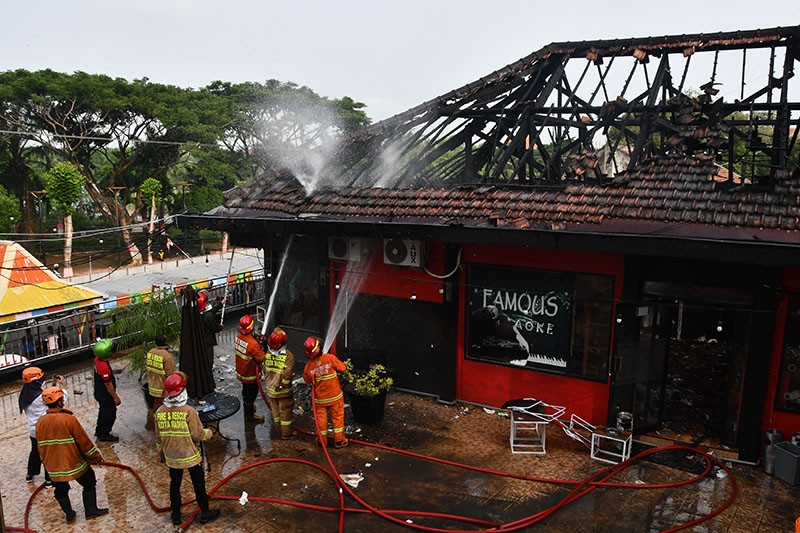 Kebakaran, Tempat Karaoke di Kota Madiun Ludes Dilalap Api - Bagian 1