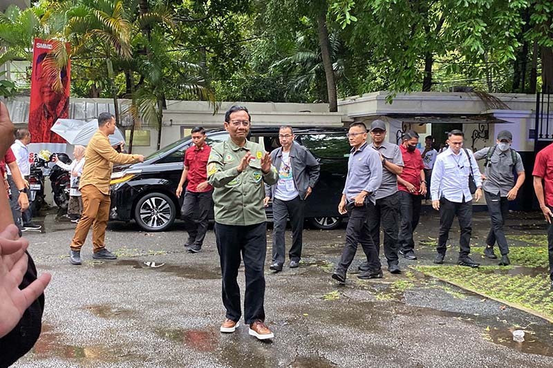 Pakai Baju Mahasiswa Pencinta Alam, Mahfud MD Siap Ikuti Debat Cawapres - Bagian 2