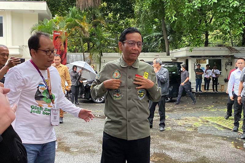 Pakai Baju Mahasiswa Pencinta Alam, Mahfud MD Siap Ikuti Debat Cawapres - Bagian 3
