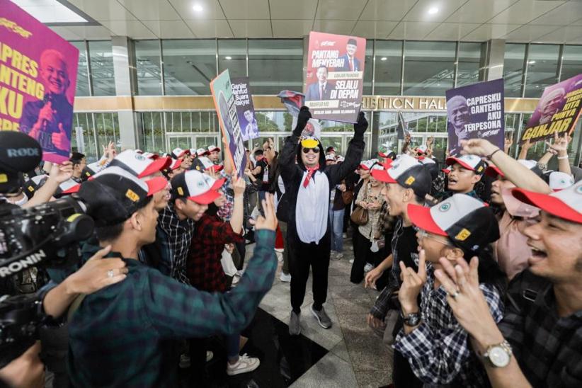 Suasana JCC Senayan Jelang Debat Cawapres, Pendukung Berdatangan - Bagian 1