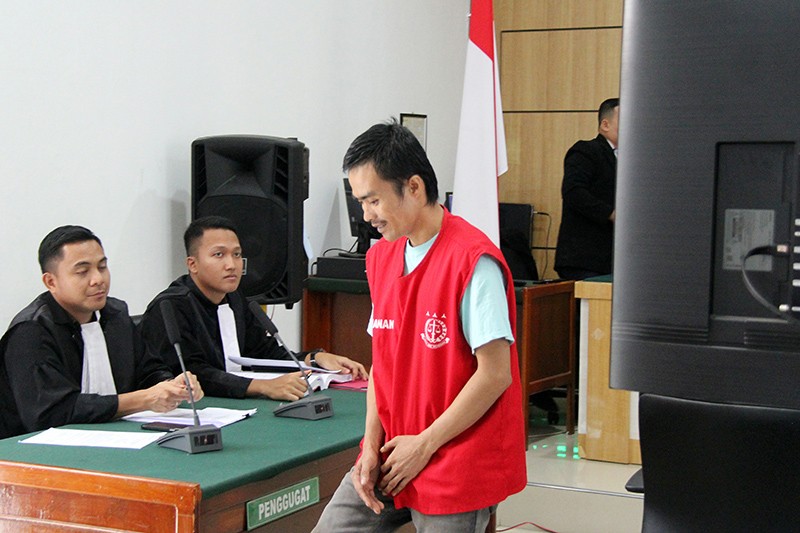 Senyum Terdakwa Pembakar 360 Hektare Lahan di Dumai Divonis Bebas - Bagian 2