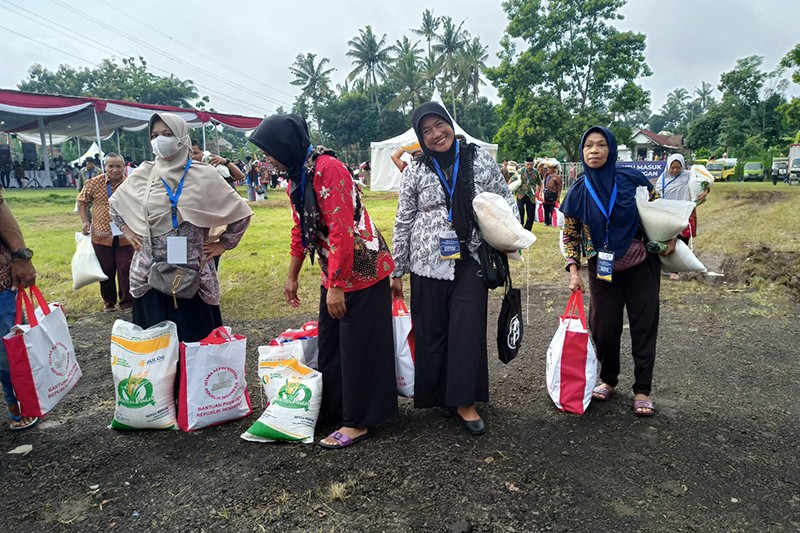 Pendistribusian 971 Ton Bantuan Beras di Salatiga dan Temanggung - Bagian 3