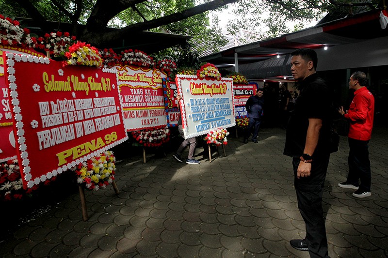 Ibu Penjaga Demokrasi, Megawati Dikirimkan Bunga dari Sejumlah Aktivis 98 - Bagian 2