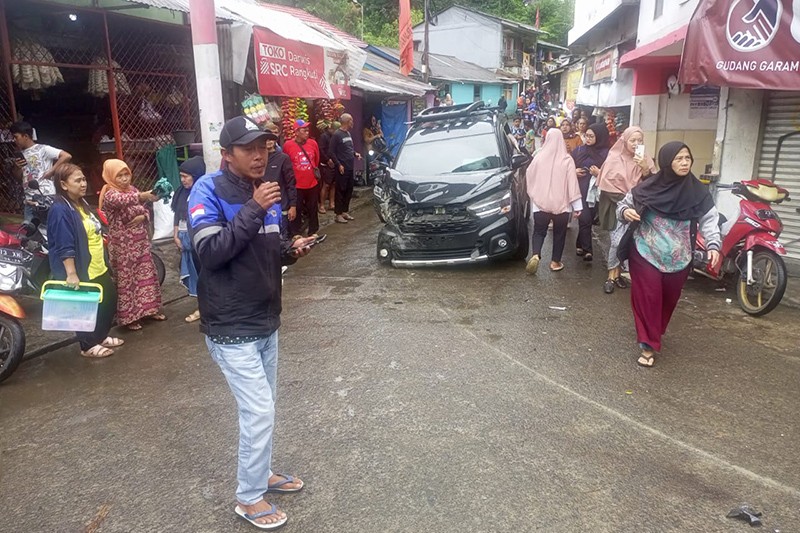 Tabrakan Beruntun di Puncak, Truk Hantam Angkot hingga Kios Tambal Ban - Bagian 3
