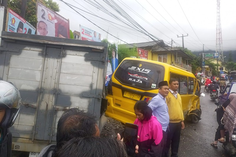 Tabrakan Beruntun di Puncak, Truk Hantam Angkot hingga Kios Tambal Ban - Bagian 2