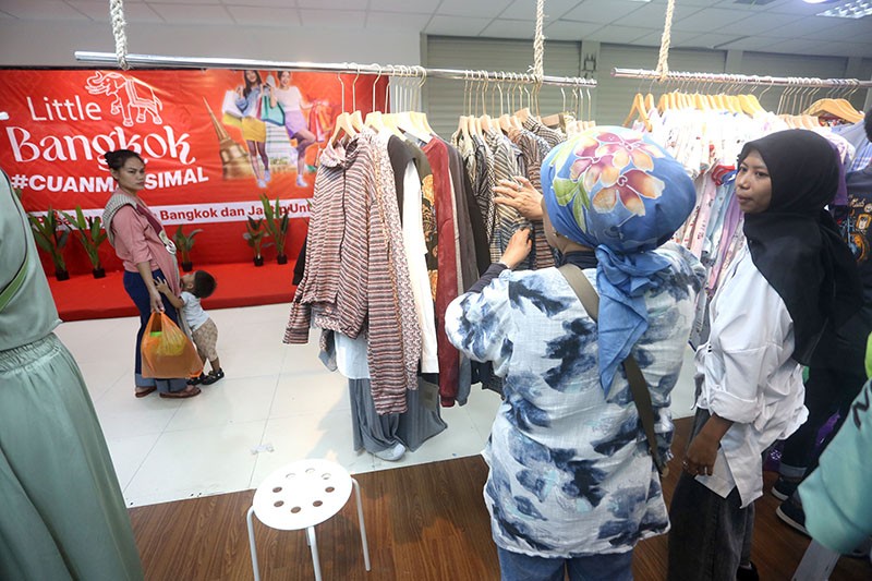 Ramainya Pusat Fashion Impor Little Bangkok di Tanah Abang - Bagian 1