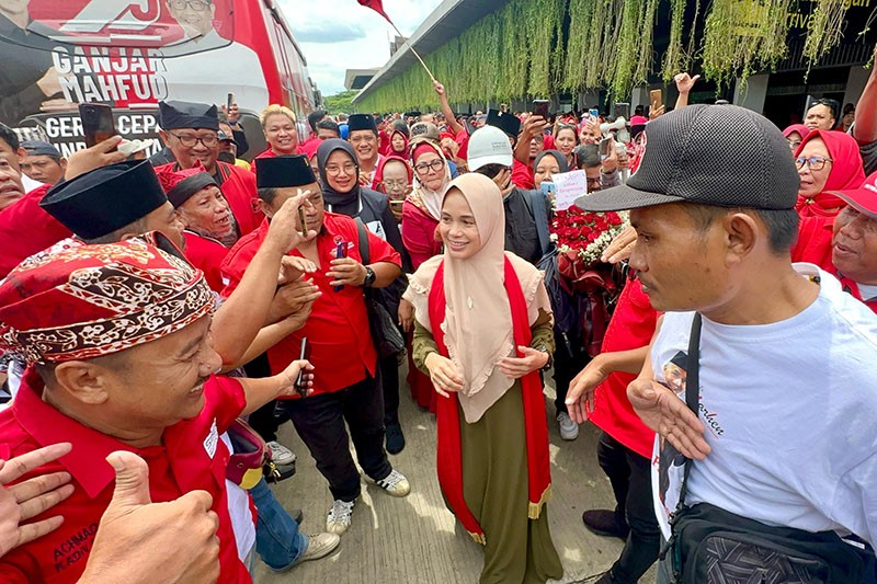 Siti Atikoh Disambut Meriah Masyarakat Banyuwangi - Bagian 2