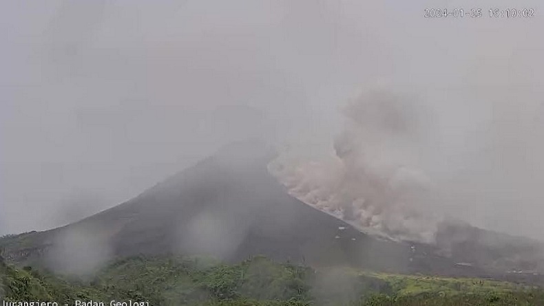 Gunung Merapi Kembali Erupsi, Muntahkan 3 Kali Awan Panas secara Beruntun