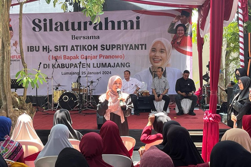 Siti Atikoh Disambut Ribuan Ibu-Ibu di Lumajang - Bagian 1