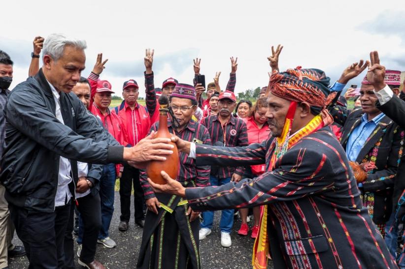 Ganjar Tiba di Ruteng, Disambut Tokoh Adat hingga Dibalutkan Songket Manggarai - Bagian 2