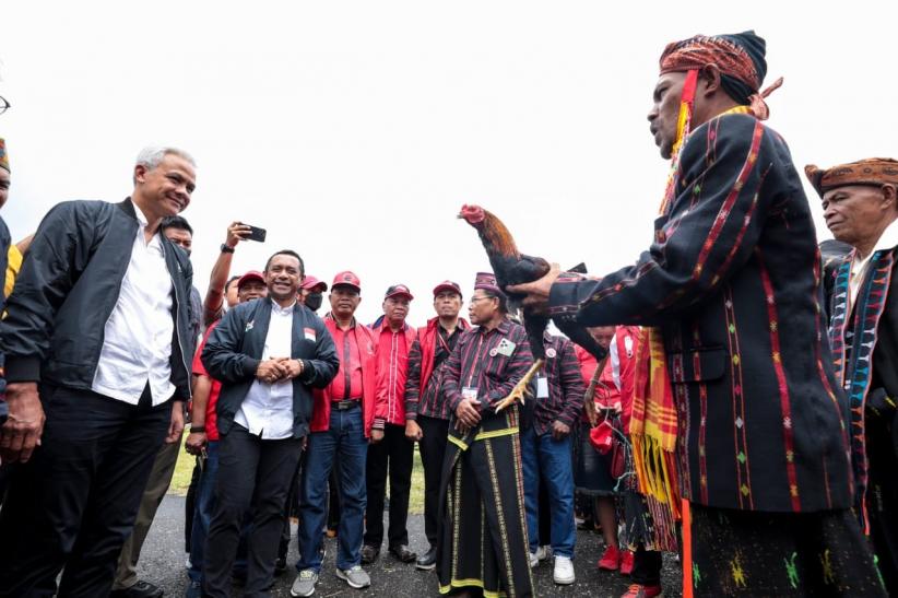 Ganjar Tiba di Ruteng, Disambut Tokoh Adat hingga Dibalutkan Songket Manggarai - Bagian 3