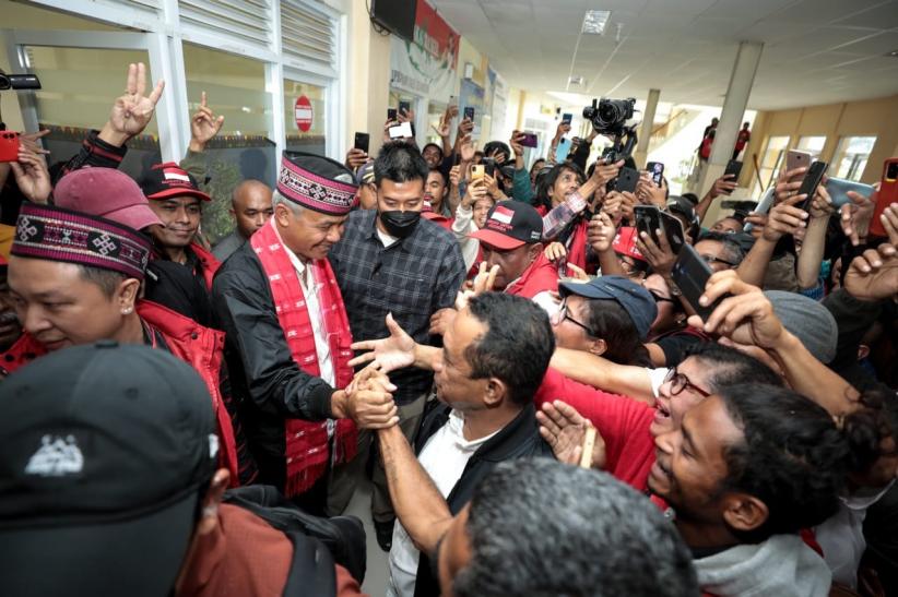 Ganjar Tiba di Ruteng, Disambut Tokoh Adat hingga Dibalutkan Songket Manggarai - Bagian 4