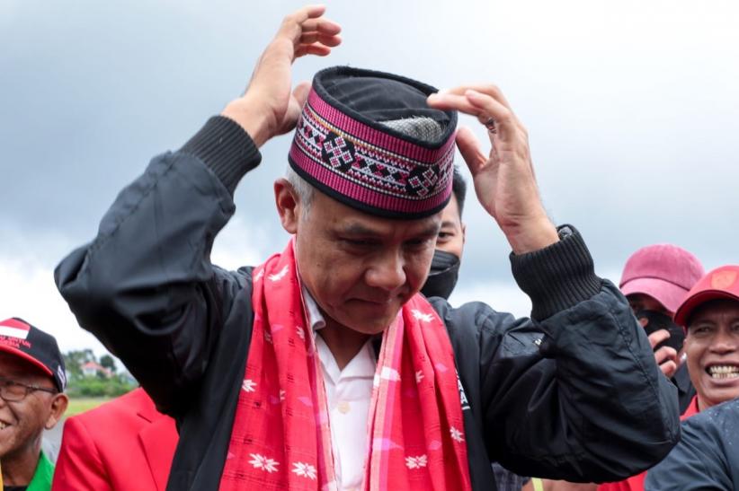 Ganjar Tiba di Ruteng, Disambut Tokoh Adat hingga Dibalutkan Songket Manggarai - Bagian 1
