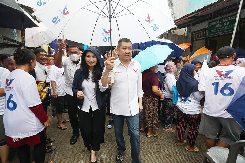 HT dan Liliana Kunjungi Warga Palmerah di Tengah Guyuran Hujan - Bagian 1