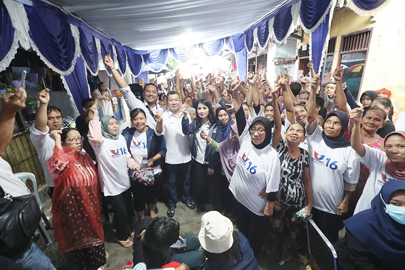 HT dan Liliana Kunjungi Warga Palmerah di Tengah Guyuran Hujan - Bagian 4