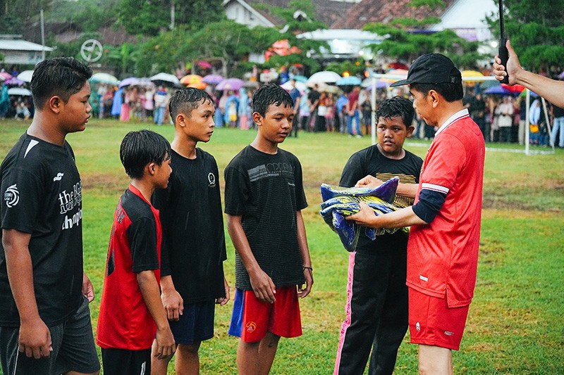Momen Jokowi Main Bola Bareng Kaesang dan Anak-Anak di Tengah Hujan Deras - Bagian 4