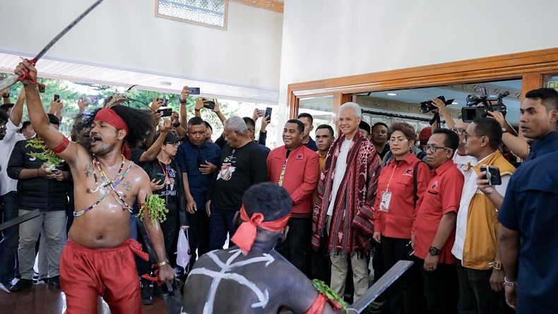 Sambut Ganjar dengan Tari Cakalele, Warga Ambon Berharap Masyarakat Adat Lebih Diperhatikan