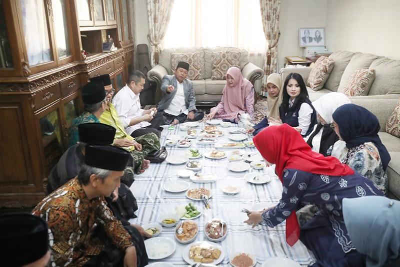 HT bersama Siti Atikoh dan Kiai Musthofa Siroj Lesehan di Ponpes Kempek Cirebon - Bagian 1
