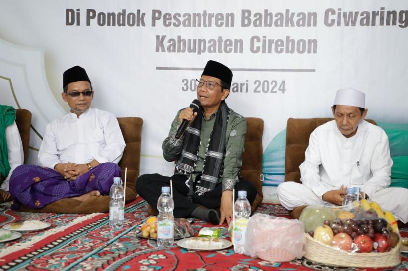 Ratusan Kiai dan Nyai Pengasuh Ponpes di Cirebon Sepakat Dukung Ganjar-Mahfud - Bagian 3