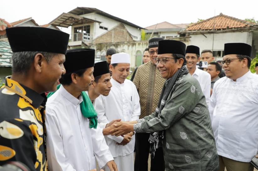 Ratusan Kiai dan Nyai Pengasuh Ponpes di Cirebon Sepakat Dukung Ganjar-Mahfud - Bagian 1