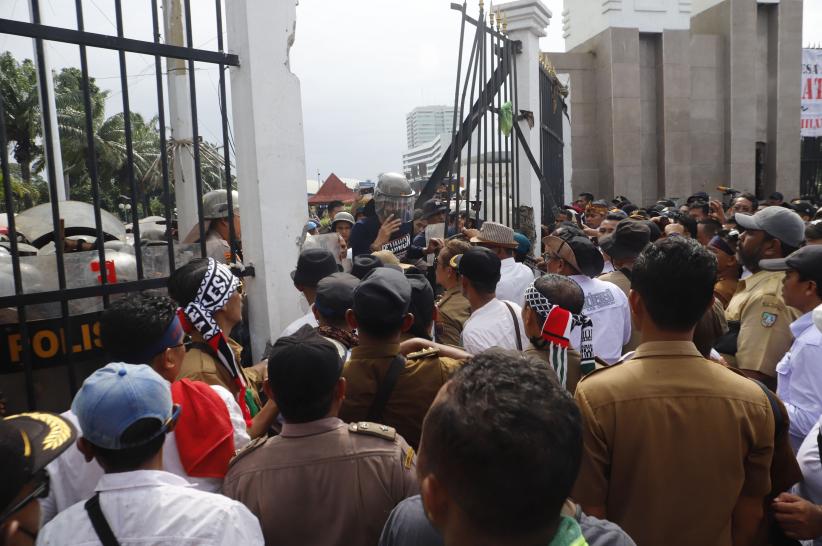 Aksi Kepala Desa Ricuh, Pagar DPR Dijebol - Bagian 1