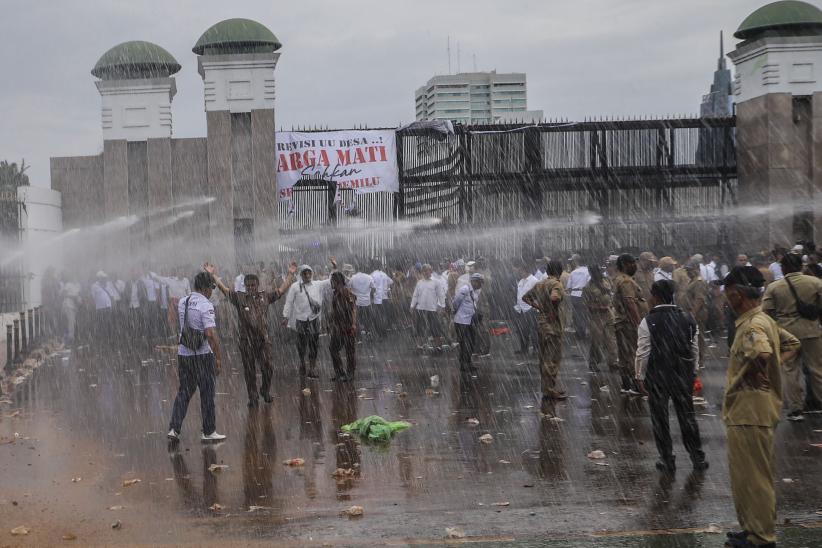 Aksi Kepala Desa Ricuh, Pagar DPR Dijebol - Bagian 3