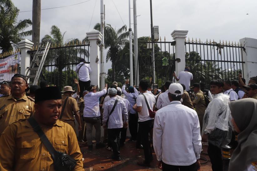 Aksi Kepala Desa Ricuh, Pagar DPR Dijebol - Bagian 4