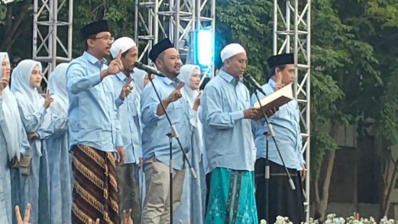 Bupati Gresik yang Diusung PDIP Hadiri Deklarasi Prabowo-Gibran, Ikut Ikrar Angkat 2 Jari