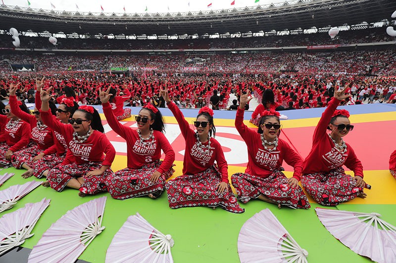 Konser Salam M3tal Dipenuhi Lautan Manusia Pendukung Ganjar-Mahfud di GBK - Bagian 3