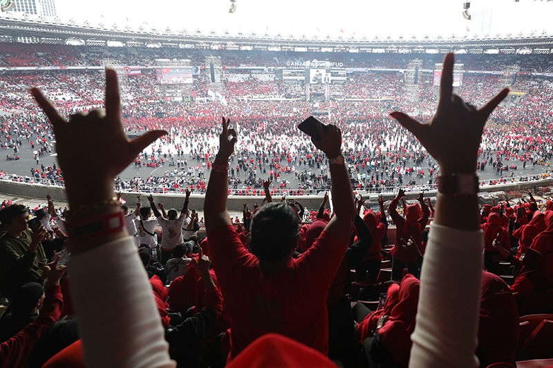 Konser Salam M3tal Dipenuhi Lautan Manusia Pendukung Ganjar-Mahfud di GBK - Bagian 1