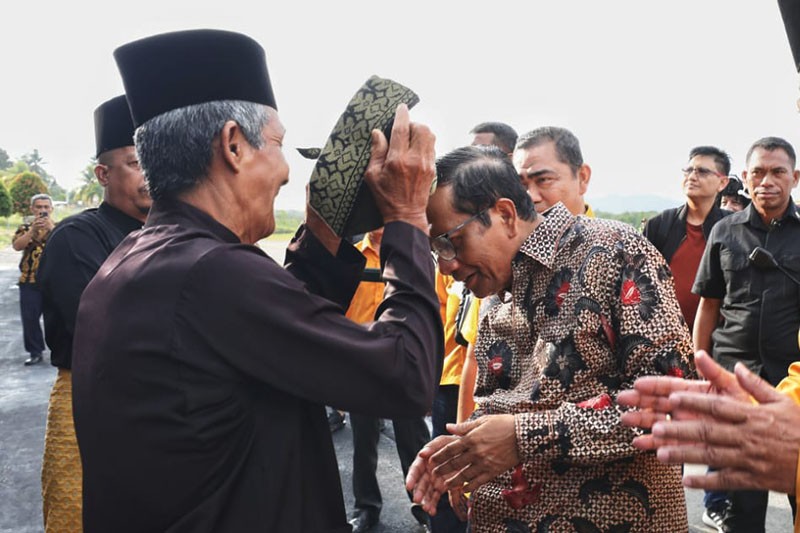 Mahfud Disematkan Tanjak, Diterima sebagai Keluarga Besar Masyarakat Adat Melayu di Kepri - Bagian 1