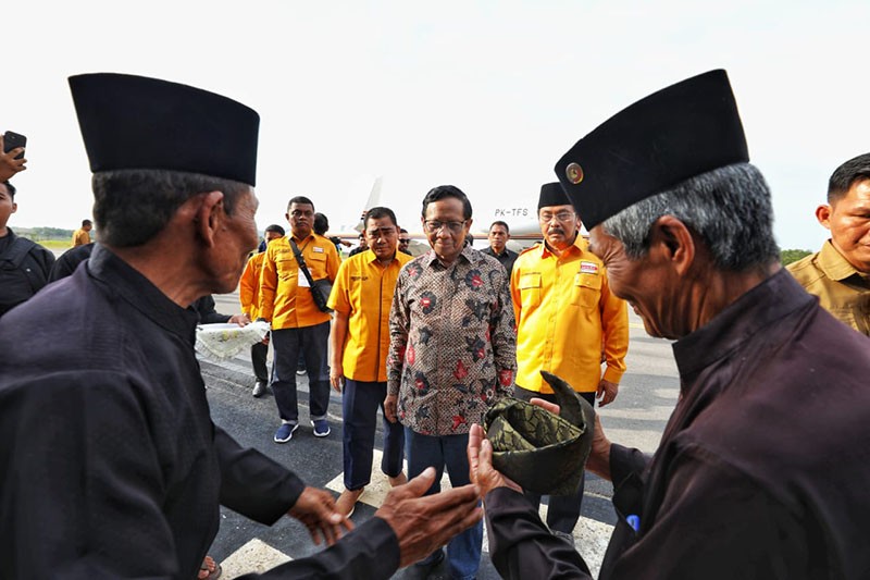 Mahfud Disematkan Tanjak, Diterima sebagai Keluarga Besar Masyarakat Adat Melayu di Kepri - Bagian 3