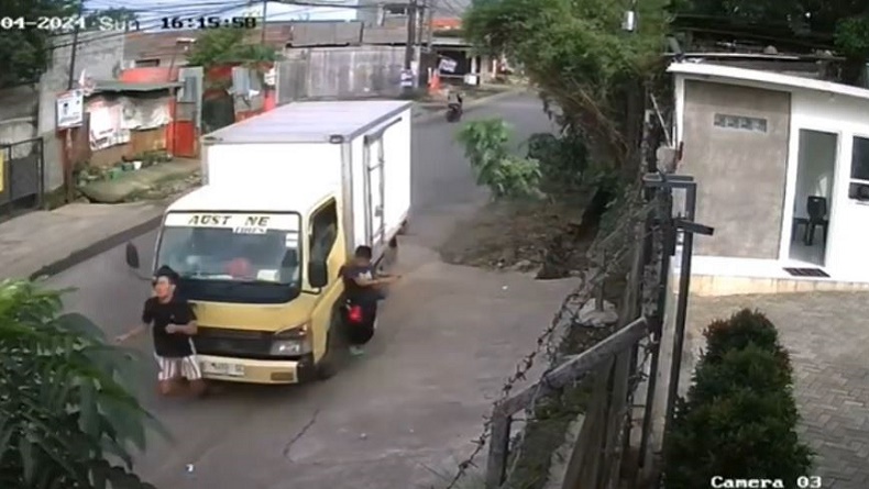 Terekam CCTV, Truk Lagi Parkir Jalan Sendiri Tabrak Pejalan Kaki di Gunung Putri Bogor