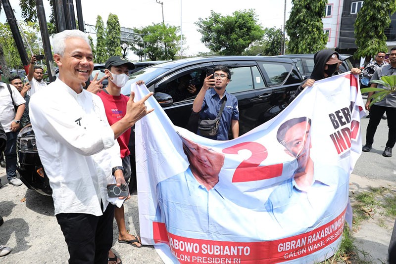 Humanis, Ganjar Ajak Makan Pendukung Prabowo dan Sampaikan Pesan Damai - Bagian 4