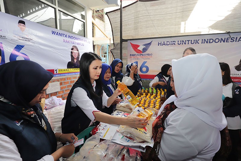 Hary Tanoe bersama Liliana Temui Warga Kramat Pela saat Bazar Murah Partai Perindo - Bagian 5