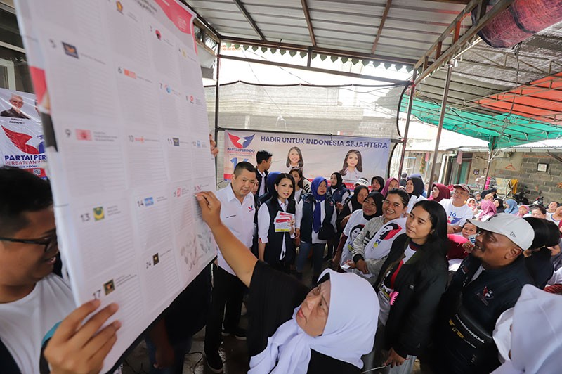 Hary Tanoe bersama Liliana Temui Warga Kramat Pela saat Bazar Murah Partai Perindo - Bagian 4