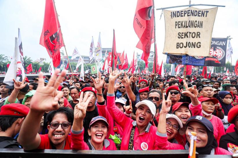 Ribuan Massa Pendukung Ganjar-Mahfud Berdatangan ke Simpang Lima Semarang - Bagian 5
