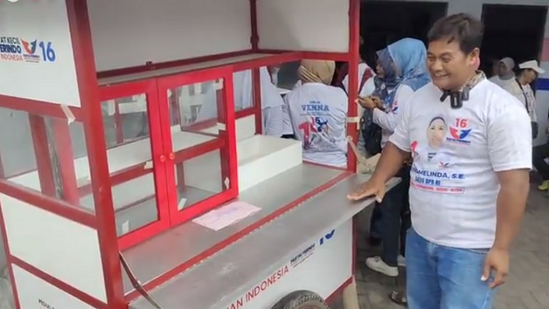 Pedagang asal Tulungagung  Terharu Dapat Gerobak Perindo dari Caleg Venna Melinda