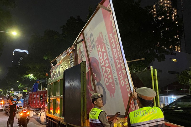 Masa Tenang Pemilu 2024, Petugas Gabungan Turunkan Alat Peraga Kampanye - Bagian 1
