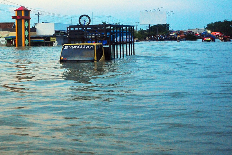 Jalan Pantura Demak-Semarang Masih Putus, Kendaraan Terjebak di Tengah Banjir - Bagian 1